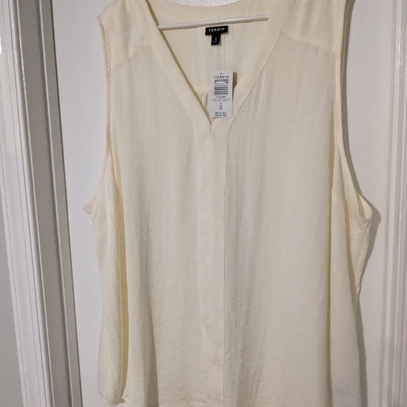 Torrid Ivory Textured Charmeuse Tank Size 4 - Picture 5 of 8